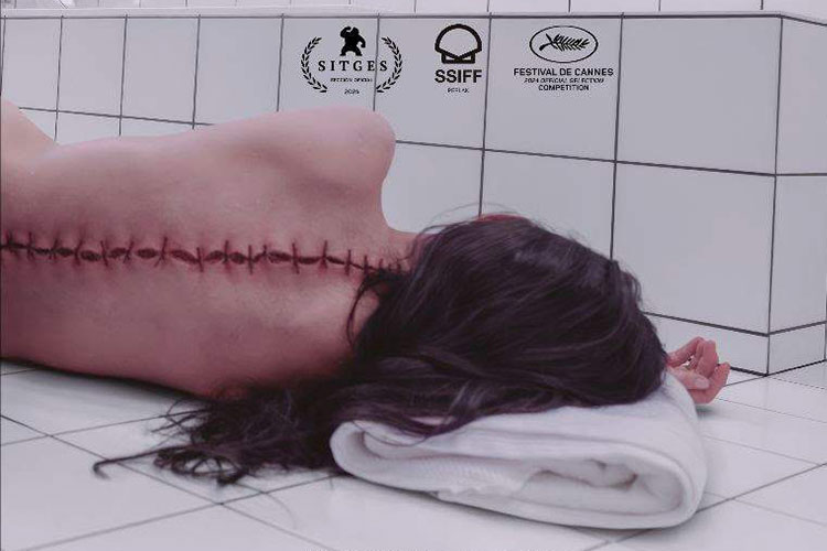 La Sustancia: cartel inquietante del fenómeno de terror – El Grillo Amarillo Cartel de una película de terror: mujer tumbada boca abajo en azulejos blancos con una larga cicatriz cosida en la espalda; laureles de Sitges, SSIFF y Cannes en la parte superior