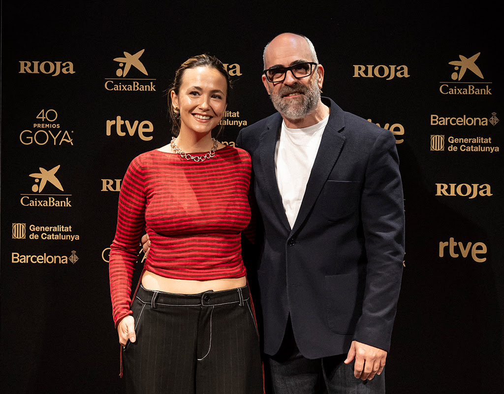 Posado en fotocall de los 40 Premios Goya en Barcelona: dos presentadores sonríen ante el panel con logos de RTVE, CaixaBank y Rioja